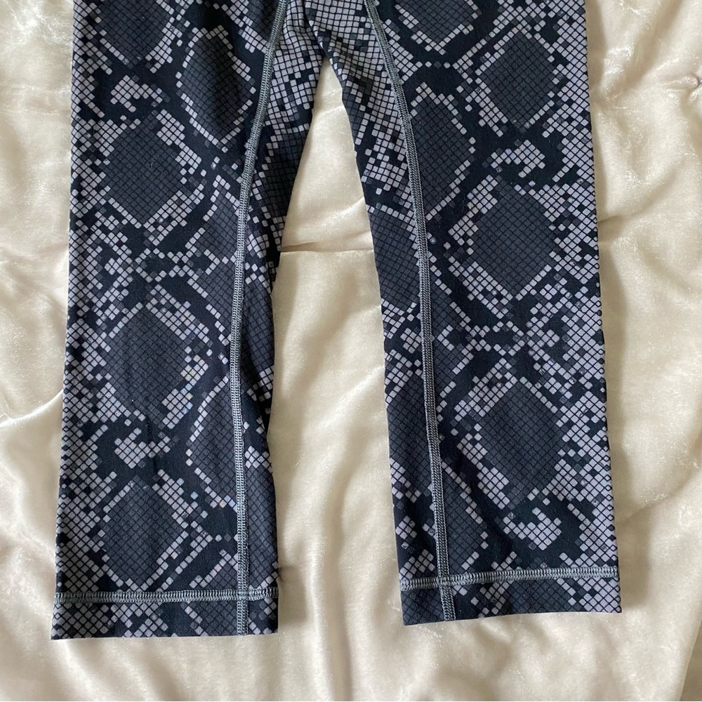 Lululemon Wunderunder Crop Legging Simply Ziggy S… - image 4